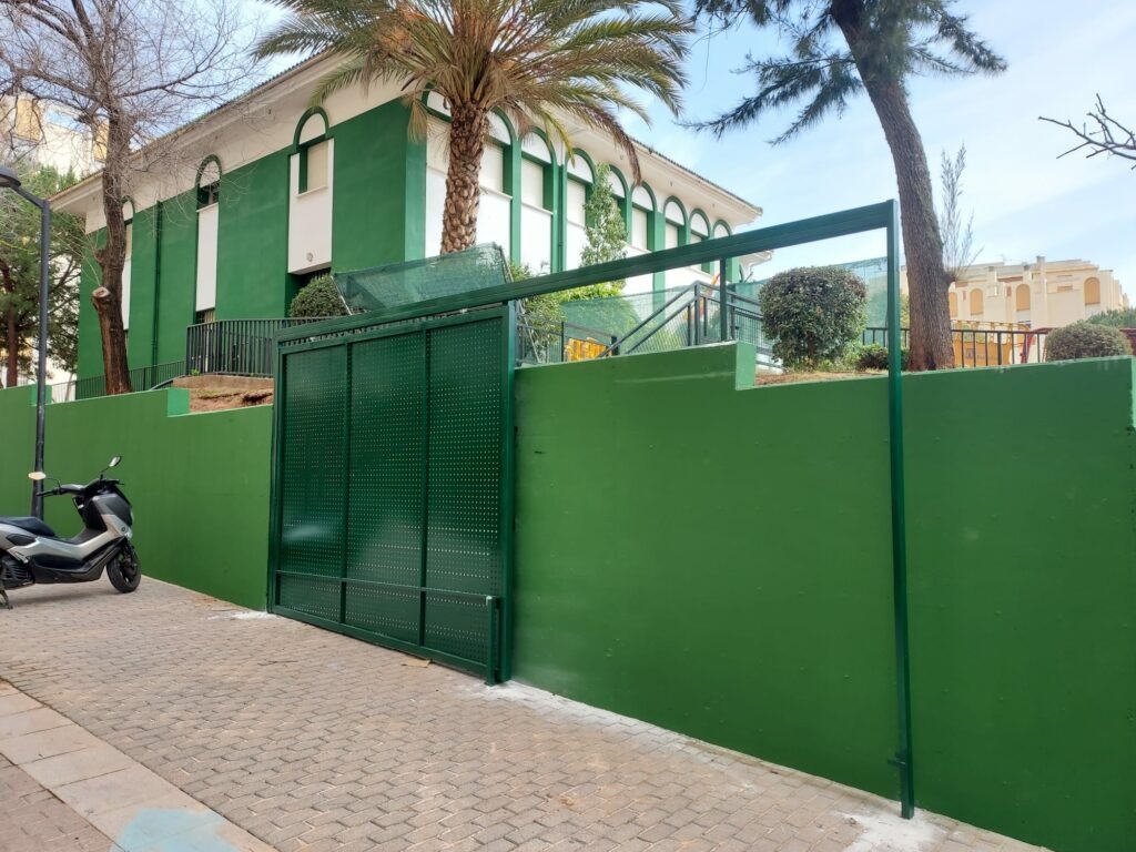 Acceso peatonal renovado con portón metálico por empresa de construcción en Málaga y la Costa del Sol