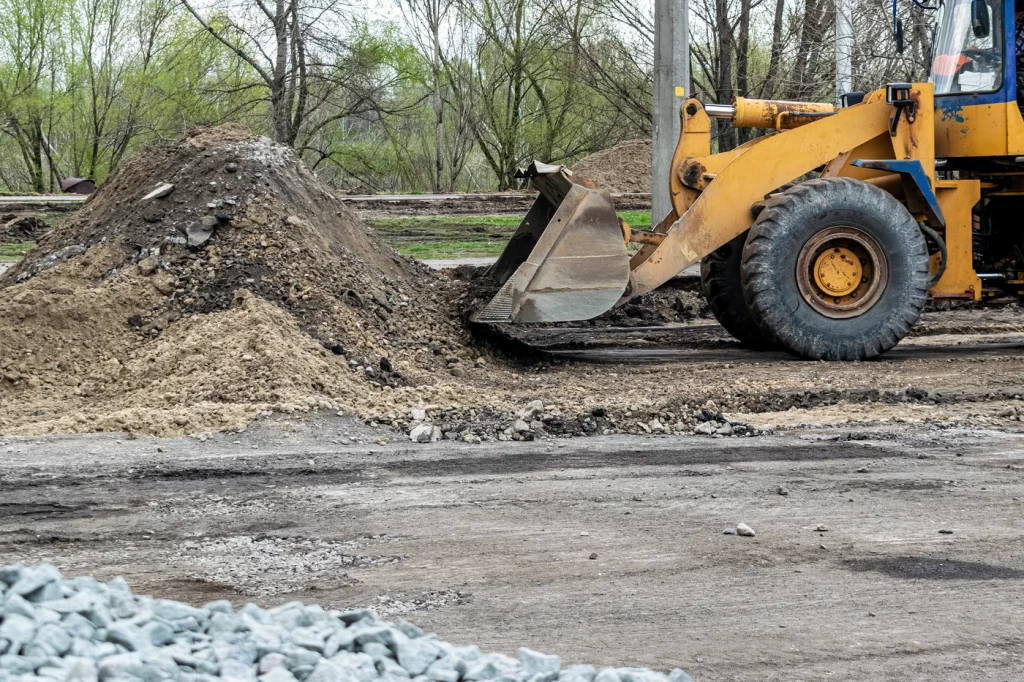 Máquina excavadora removiendo tierra en una obra de empresa de construcción en Málaga y la Costa del Sol